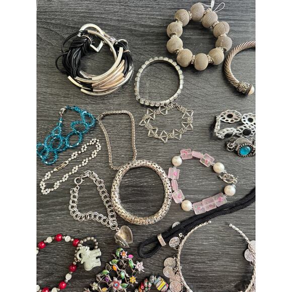 VTG Silver Tone Lot Of 27 Costume Bracelet Jewelry Beaded Cuffs Chain Stretch - Picture 12 of 13